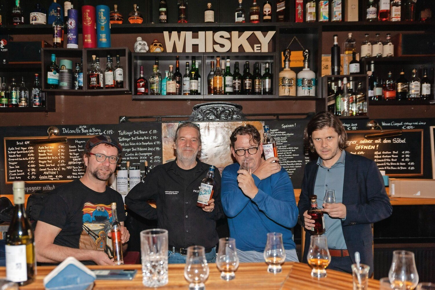 Die ÖGZ-Verkoster rund um ÖGZ-Autor Roland Graf (2. v. l.). Für den Whisky-Test verstärkten „Torberg“-Chef Gerald Gsöls und Schiffs-Chefkoch Manfred Umfahrer (links) das Team. Außen: ÖGZ-Autor und Whisky-Kenner Daniel Nutz. © Wolfgang Schmid