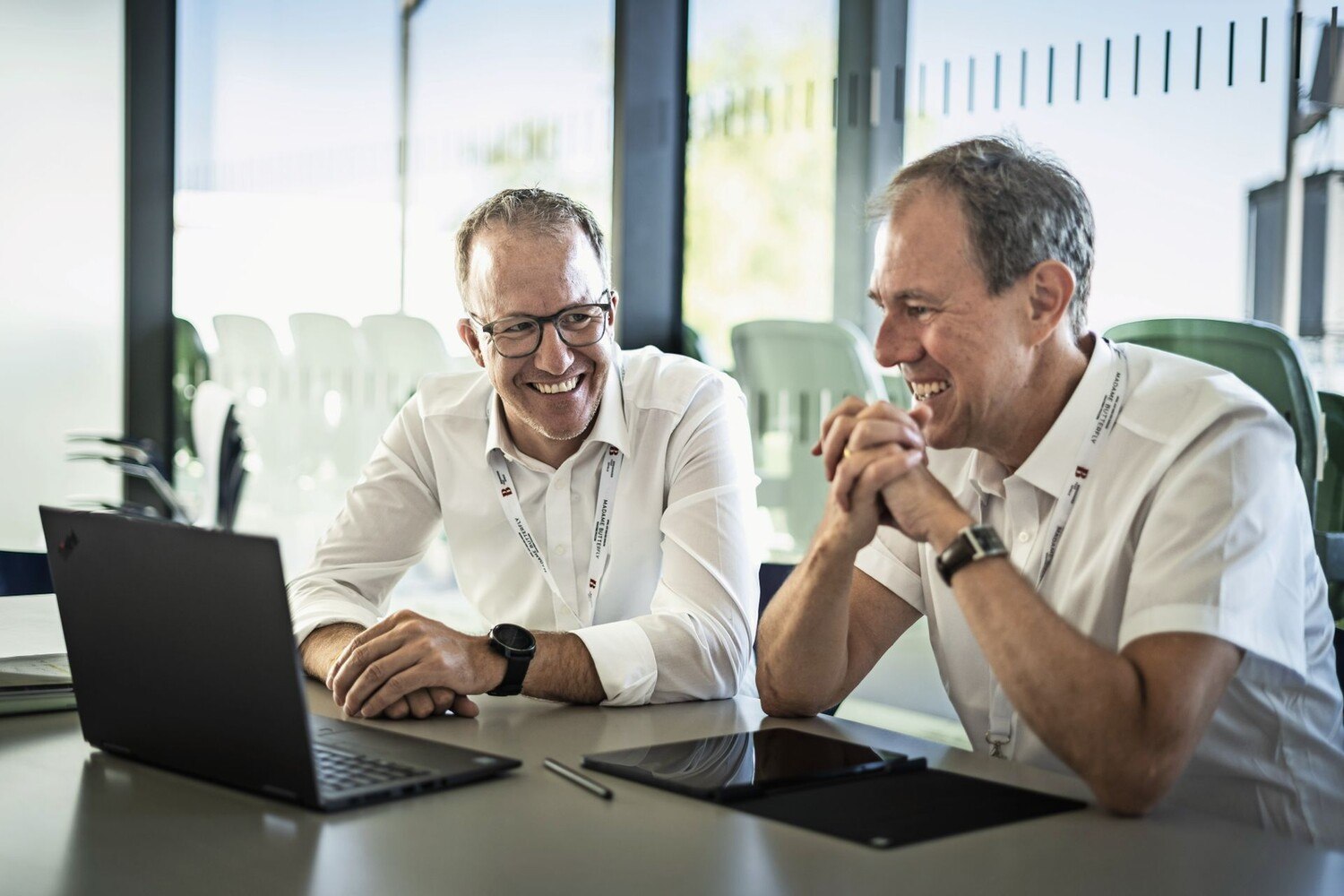 Landesrat Christian Gantner (l.) und VT-Geschäftsführer Christian Schützinger beim Interview mit der ÖGZ. Nur einige Wochen davor wurde die neue Tourismusstrategie vom Landtag beschlossen. Wir wollten nun wissen, was genau drinsteckt.  © Ben Kaulfus