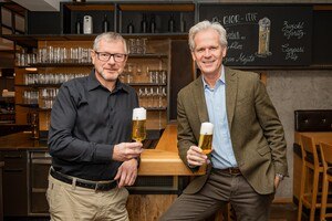 Braumeister Heinz Wasner und Karl Schwarz stoßen mit einem Saphir auf den großen Erfolg an. © Privatbrauerei Zwettl