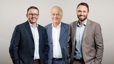 KR Leopold Wedl III (Mitte), Lorenz Wedl (rechts) und Klaus Mantl (links) blicken zufrieden auf ein erfolgreiches Geschäftsjahr 2024 – mit Umsatzsteigerungen und Zukunftsplänen. (c) Wedl