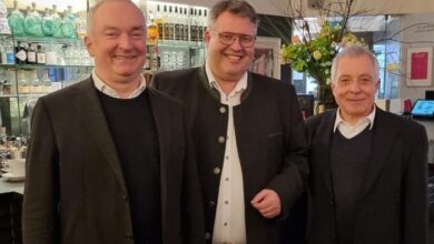 V.l.: Gastronom Harald Katzmayr (SWV, Pianino), Wirtesprecher Thomas Stockinger, Hotelier Manfred Traunmüller (SWV) (c) Privat