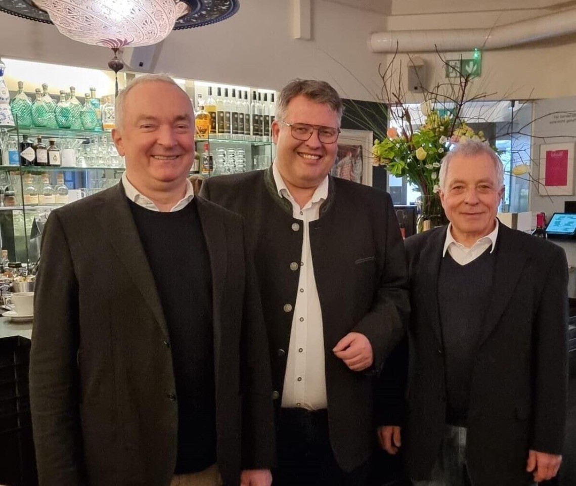 V.l.: Gastronom Harald Katzmayr (SWV, Pianino), Wirtesprecher Thomas Stockinger, Hotelier Manfred Traunmüller (SWV) (c) Privat