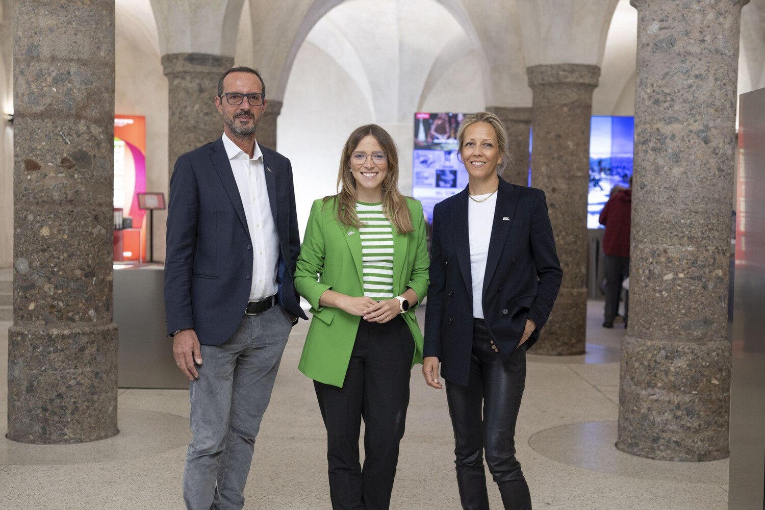 Freuen sich über den Neuzugang im Team: Innsbruck Tourismus-Geschäftsführerin Barbara Plattner und Obmann Peter Paul Mölk begrüßen die neue Chefin für Unternehmenskommunikation Fabienne Kröll (re.). © Innsbruck Tourismus / Berger