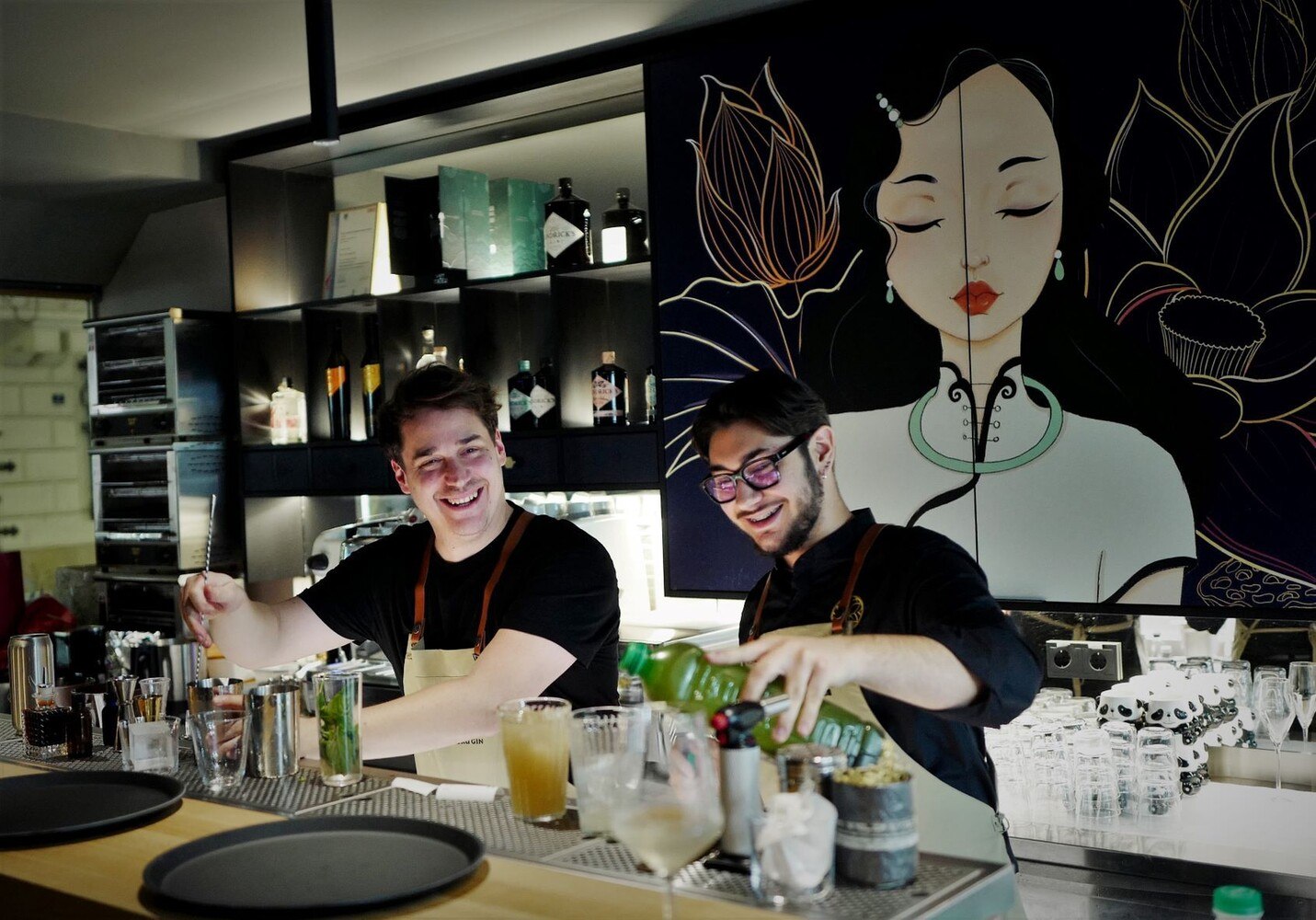 Bartender Daniel Levai bei der Arbeit. © Roland Graf