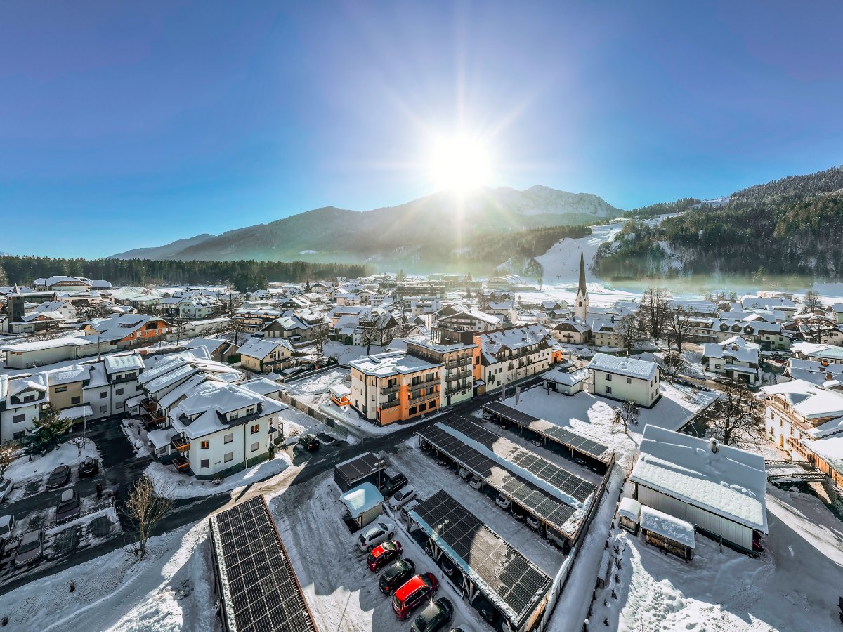 Eine Drohnenaufnahme vom Hotel in einer Winterlandschaft.