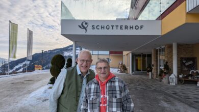 Der 65-jährige Pensionist Manfred Steinberger (r.) ist geringfügig im Hotel Schütterhof in Rohrmoos beschäftigt. Sein Chef Roland Gyger (l.). © Hotel Schütterhof