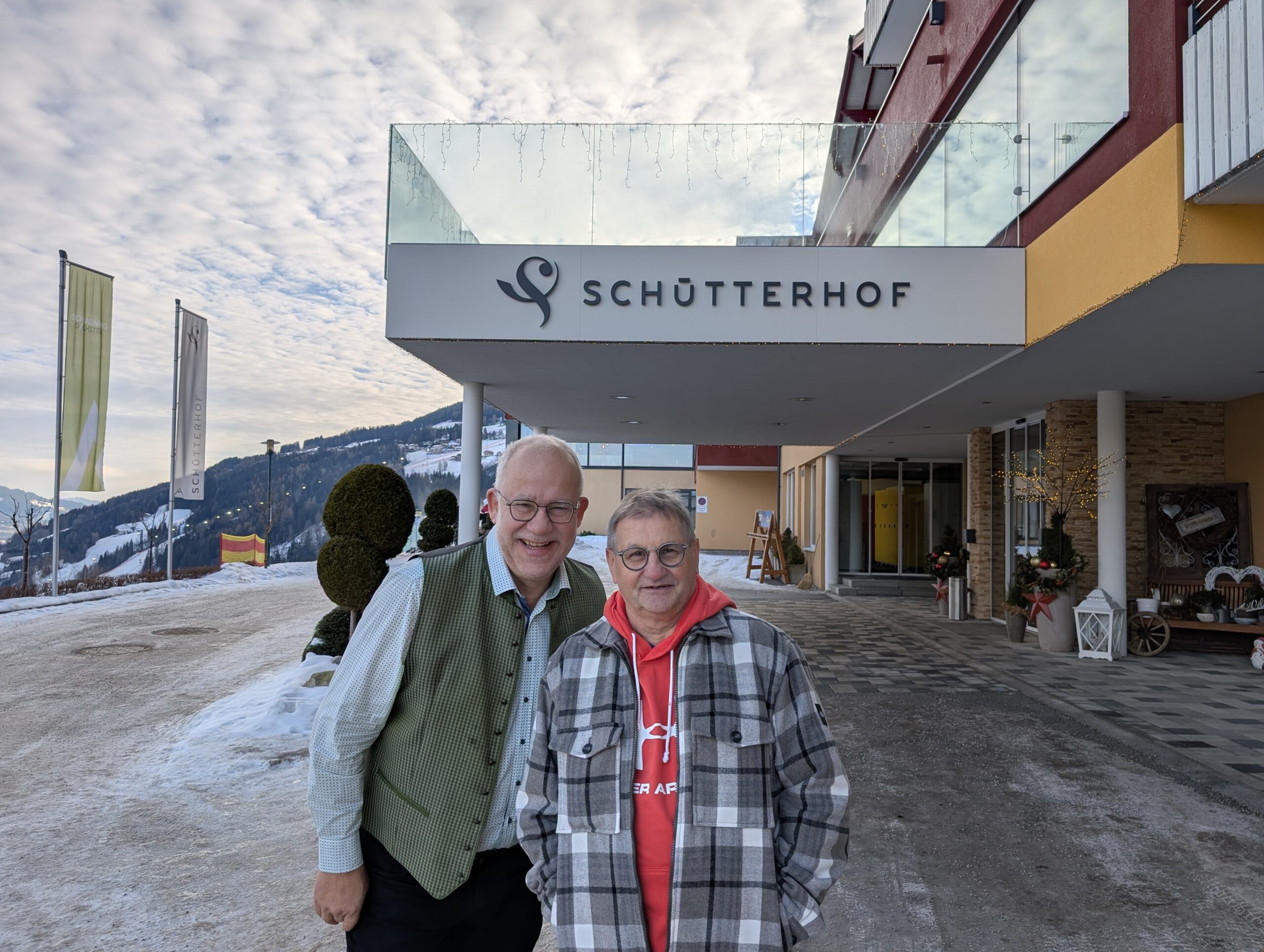 Der 65-jährige Pensionist Manfred Steinberger (r.) ist geringfügig im Hotel Schütterhof in Rohrmoos beschäftigt. Sein Chef Roland Gyger (l.). © Hotel Schütterhof