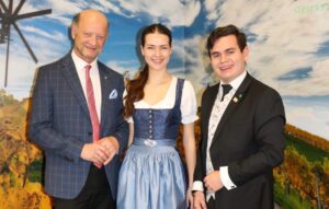 Fachvorstand Horst Roßegger mit den beiden Finalisten der Tourismusschulen Bad Gleichenberg Laura Reisinger und Tobias Kropf © Tourismusschulen Bad Gleichenberg