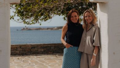 Susanna und Siglinde Purrer und ihr Herzensprojekt: Mit den Adelfia Studios haben die beiden Unternehmerinnen auf Paros einen Ort geschaffen, der Individualität, Gastfreundschaft und lokales Flair vereint. (c) Adelfia Studios Paros