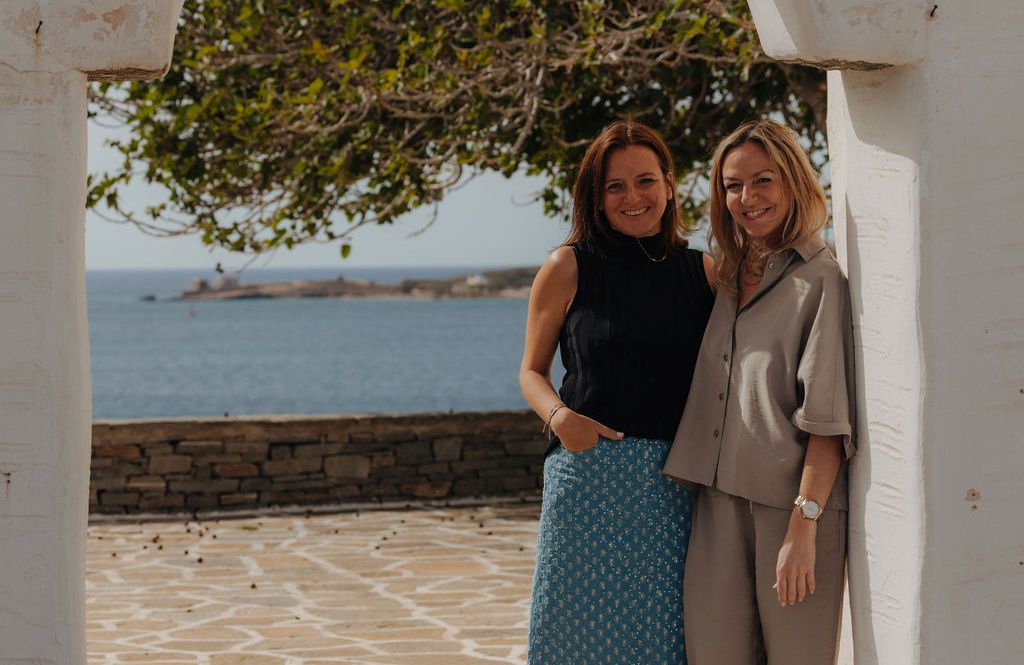 Susanna und Siglinde Purrer und ihr Herzensprojekt: Mit den Adelfia Studios haben die beiden Unternehmerinnen auf Paros einen Ort geschaffen, der Individualität, Gastfreundschaft und lokales Flair vereint. (c) Adelfia Studios Paros