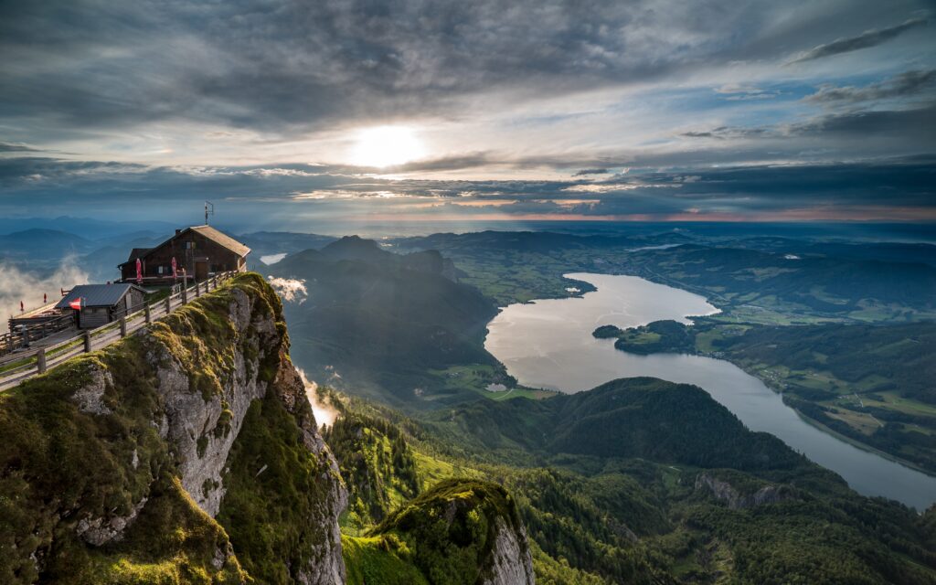 Die Schafberger Himmelspforte mit Blick auf den Mondsee. Die Sonne scheint, die Fotografie wirkt stimmungsvoll.