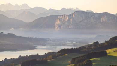 Landschaftsfoto zeigt Berge und Seen im Nebel.