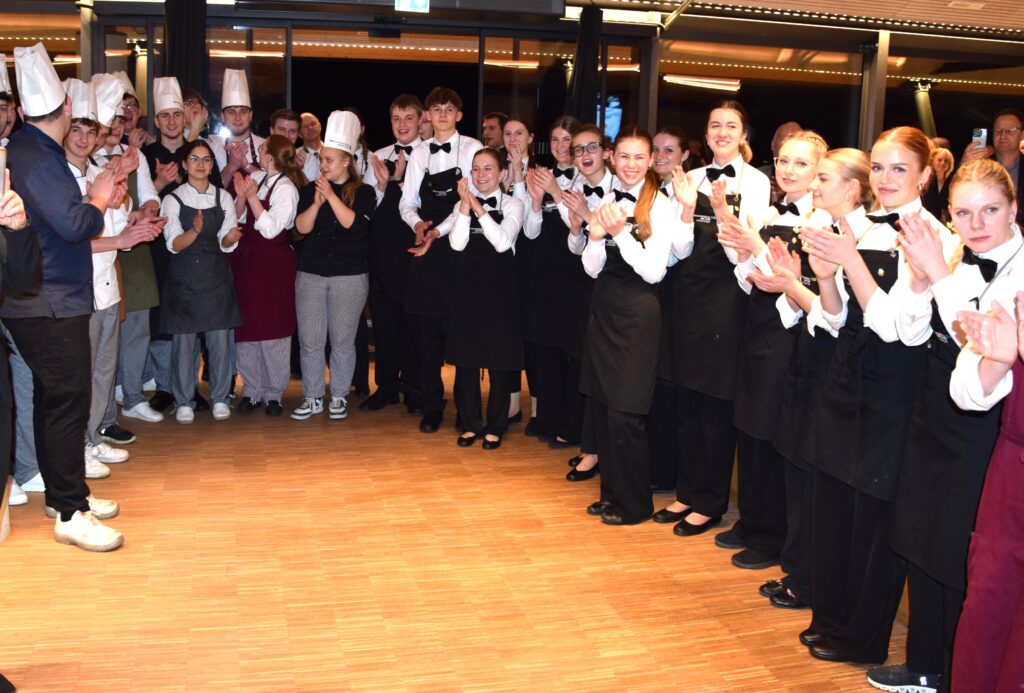 Viele Junggastronom*innen stellen sich in einer Reihe auf und posieren für ein Gruppenfoto.