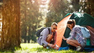 zwei Camper mit Zelt © BalanceFormcreative iStock Getty Images Plus