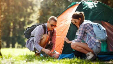 zwei Camper mit Zelt © BalanceFormcreative iStock Getty Images Plus