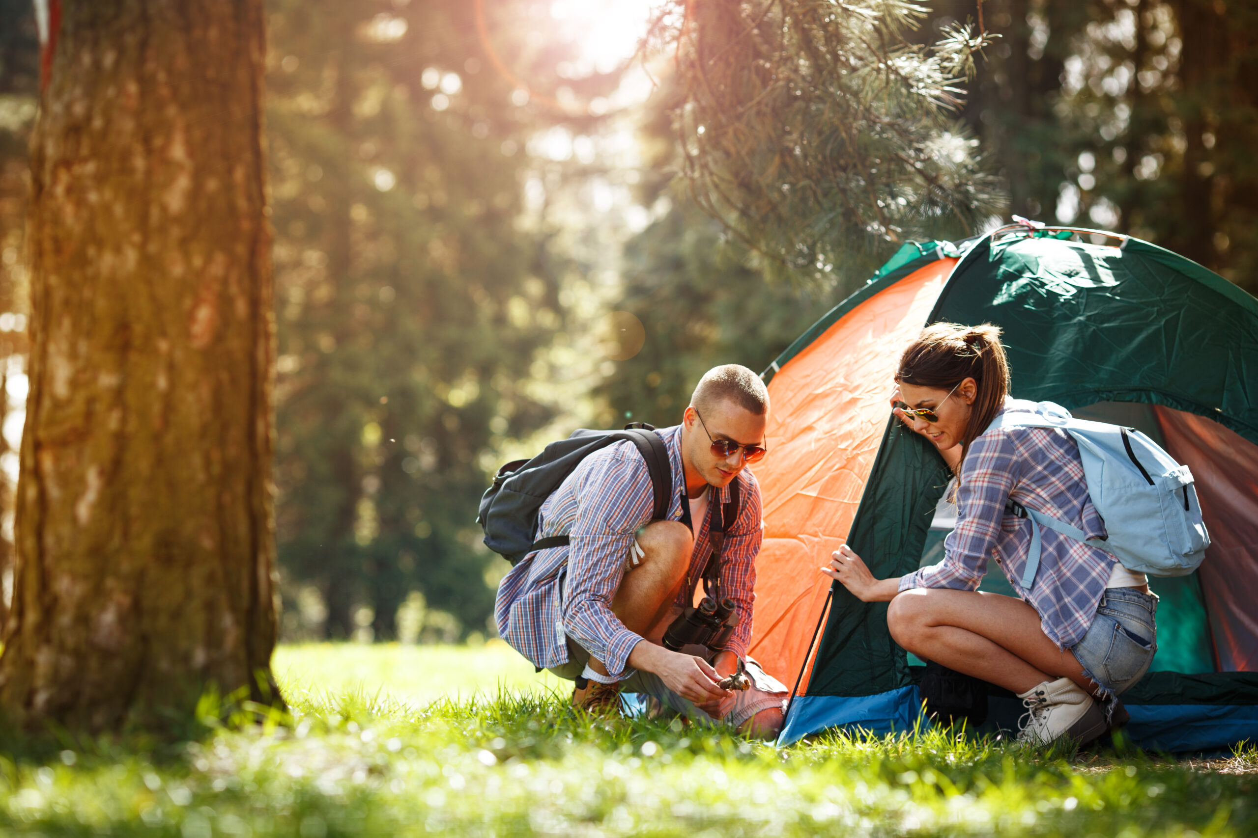 zwei Camper mit Zelt © BalanceFormcreative iStock Getty Images Plus