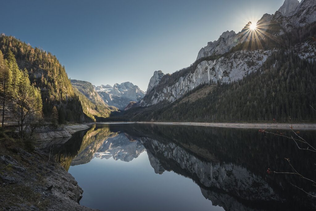 Ein See inmitten von Bergen.