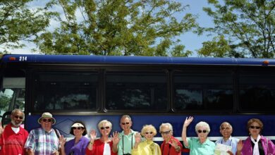 Willkommen im Bürokratie-Dschungel! Noch lachen diese Urlauber vor ihrem gecharterten Bus – aber wissen sie auch, ob ihr Tagesausflug laut neuer EU-Regeln jetzt eine Pauschalreise ist? (c) The Image Bank / Ryan McVay.