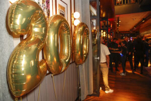 Goldene Luftballons bilden den Schriftzug "200".