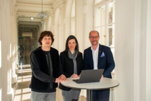 Markus Mitterdorfer (li.), Ingrid Schneider (Geschäftsführerin des Verbands der Tiroler Tourismusverbände) und Mario Gerber (Landesrat für Tourismus, Digitalisierung und Wirtschaft). (c) Verband der Tiroler Tourismusverbände